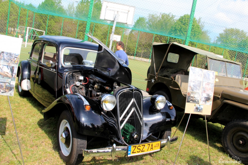 Wystawa pojazdów zabytkowych w ZS nr 5 w Szczecinku
