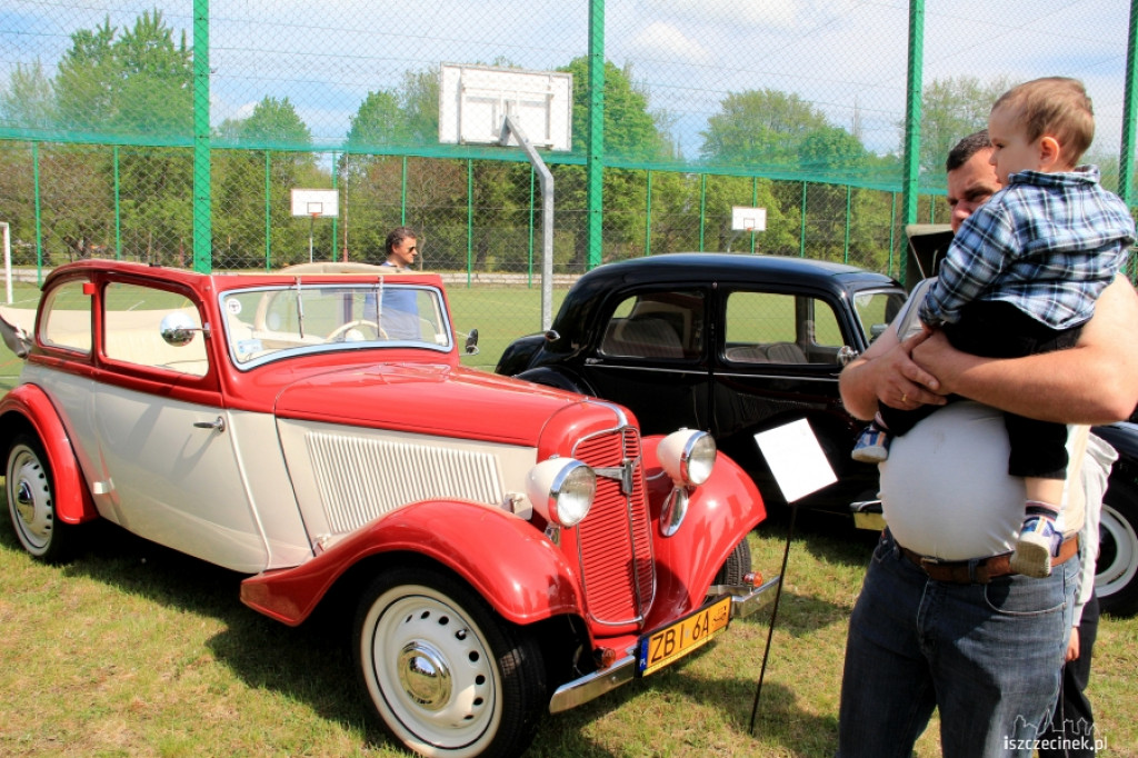 Wystawa pojazdów zabytkowych w ZS nr 5 w Szczecinku
