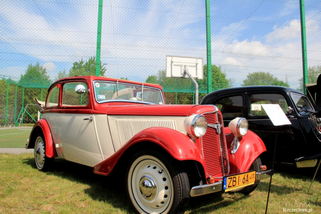 Wystawa pojazdów zabytkowych w ZS nr 5 w Szczecinku