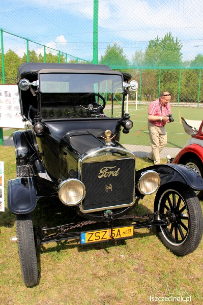 Wystawa pojazdów zabytkowych w ZS nr 5 w Szczecinku