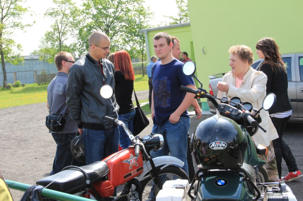 Wystawa pojazdów zabytkowych w ZS nr 5 w Szczecinku
