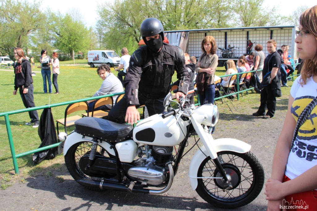 Wystawa pojazdów zabytkowych w ZS nr 5 w Szczecinku