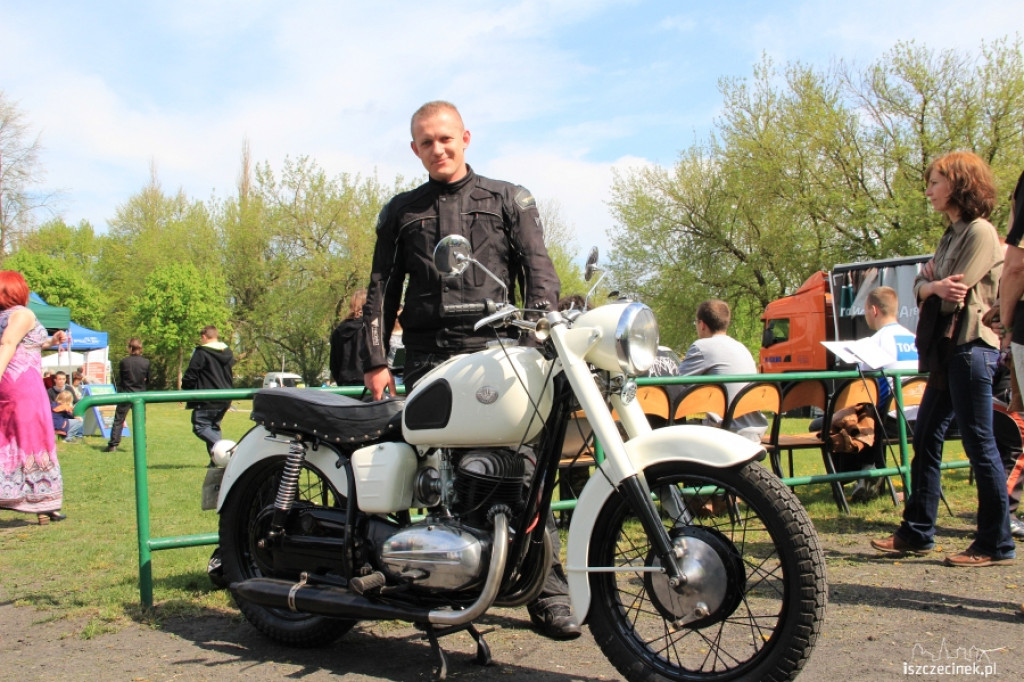 Wystawa pojazdów zabytkowych w ZS nr 5 w Szczecinku