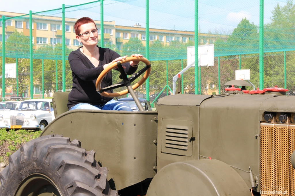 Wystawa pojazdów zabytkowych w ZS nr 5 w Szczecinku