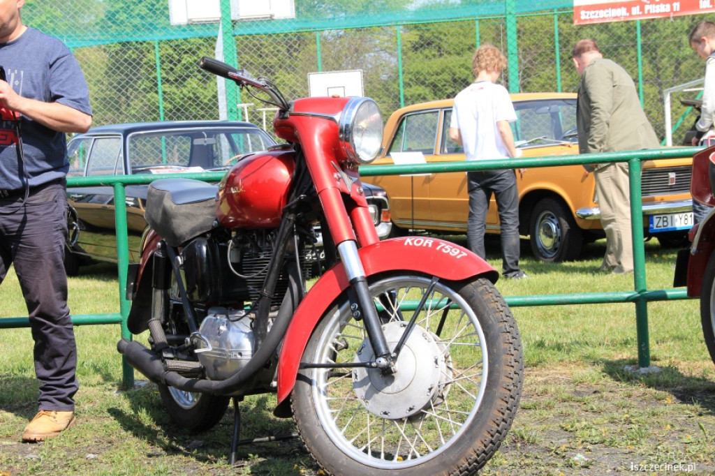 Wystawa pojazdów zabytkowych w ZS nr 5 w Szczecinku