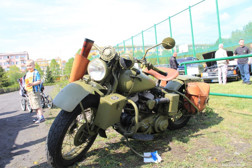 Wystawa pojazdów zabytkowych w ZS nr 5 w Szczecinku