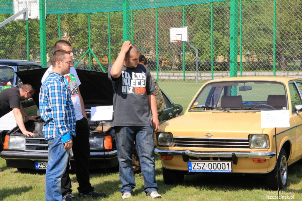 Wystawa pojazdów zabytkowych w ZS nr 5 w Szczecinku