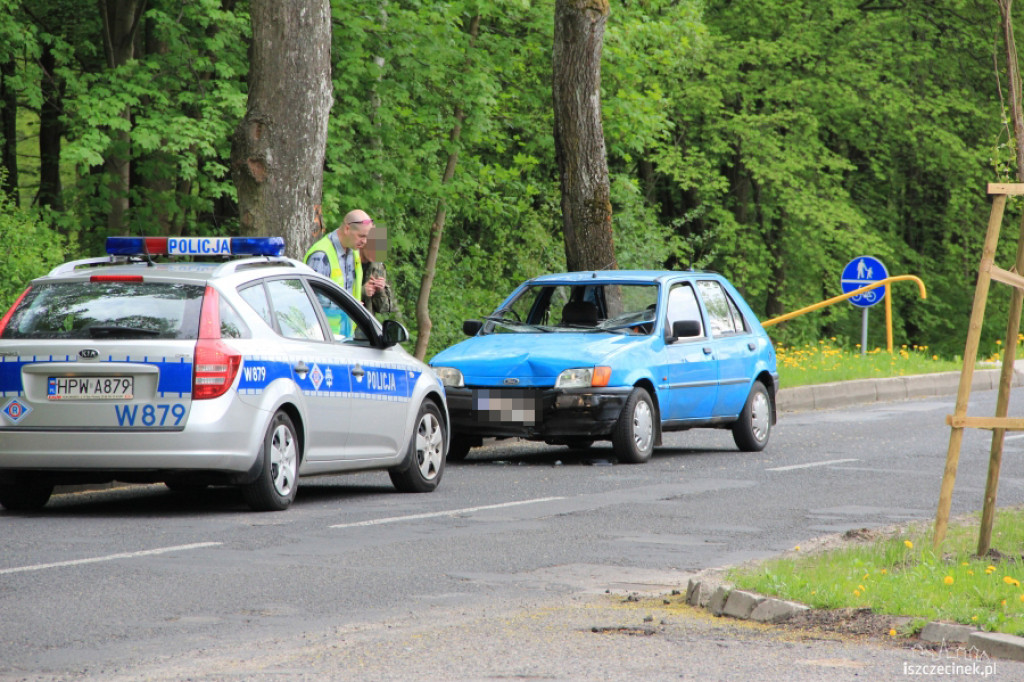 Czołowe zderzenie motocykla z fordem