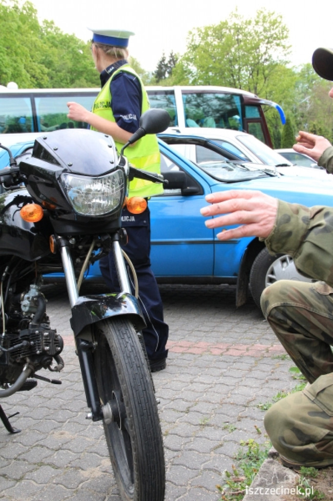 Czołowe zderzenie motocykla z fordem