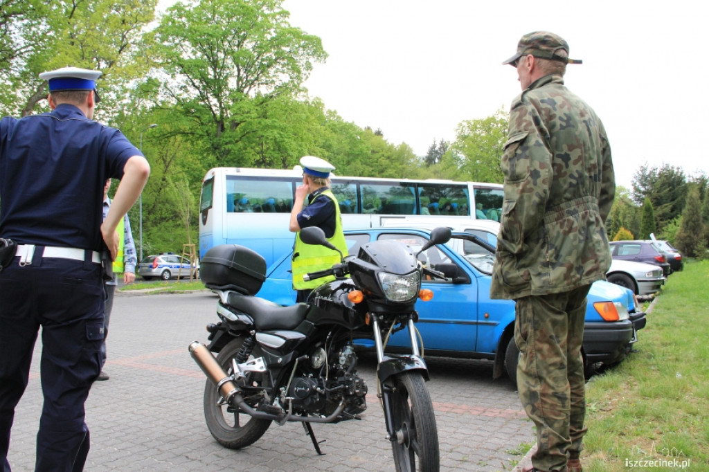 Czołowe zderzenie motocykla z fordem
