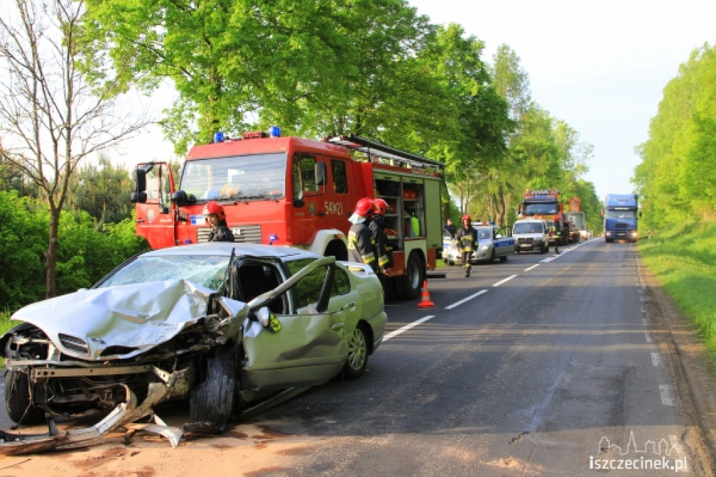 Czołowe zderzenie na dk 11