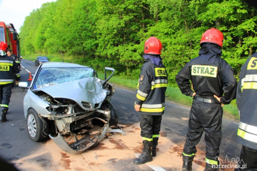 Czołowe zderzenie na dk 11