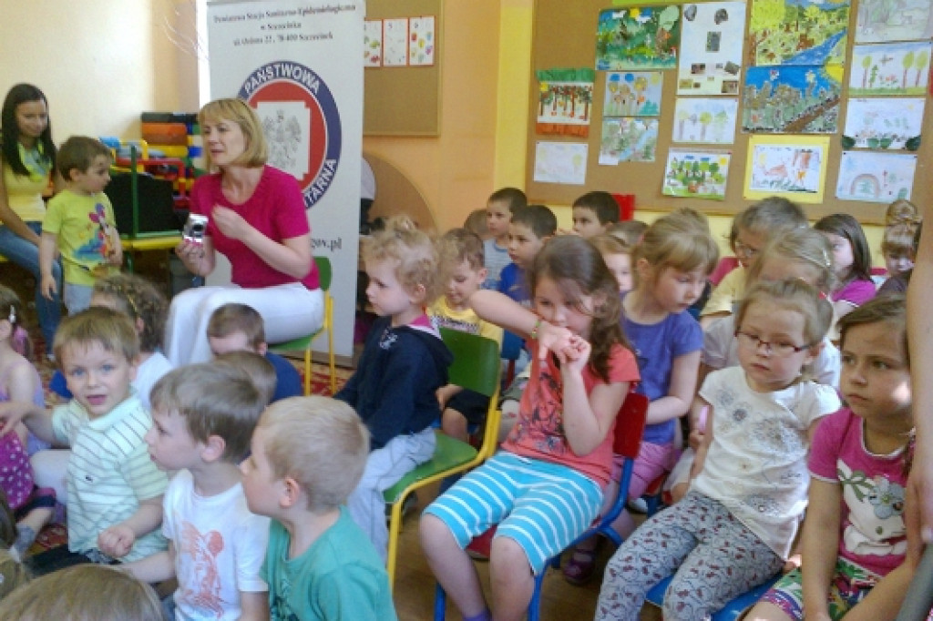 Dzieci trzymają formę i chronią las