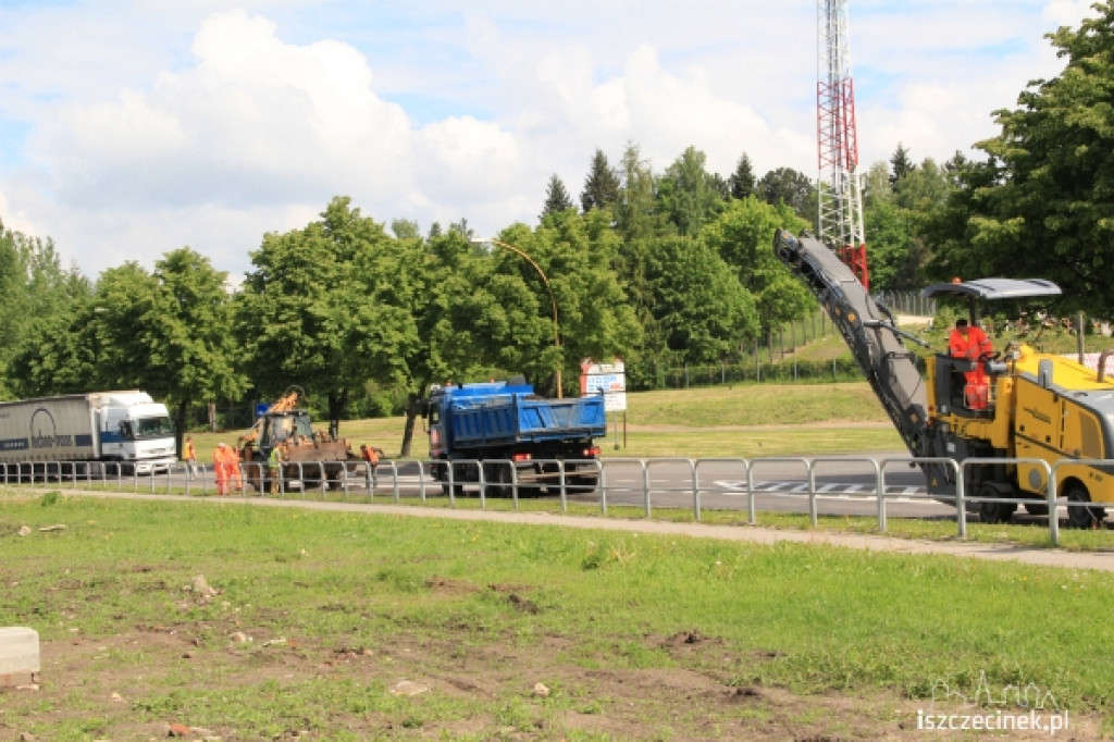 Utrudnienia na Cieślaka. Frezują i wycinają asfalt