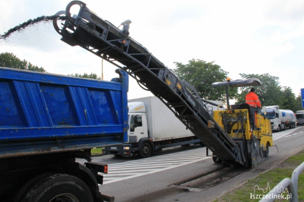 Utrudnienia na Cieślaka. Frezują i wycinają asfalt