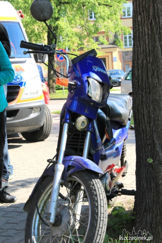Motorower uderzył w osobówkę