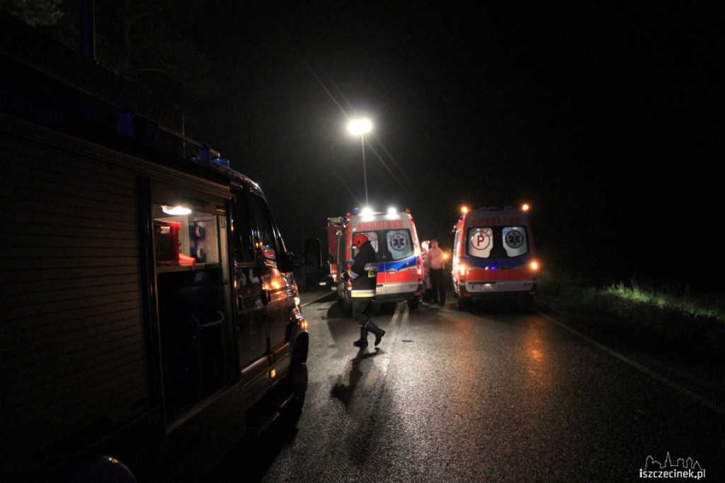 Dachował bus z sześcioma osobami