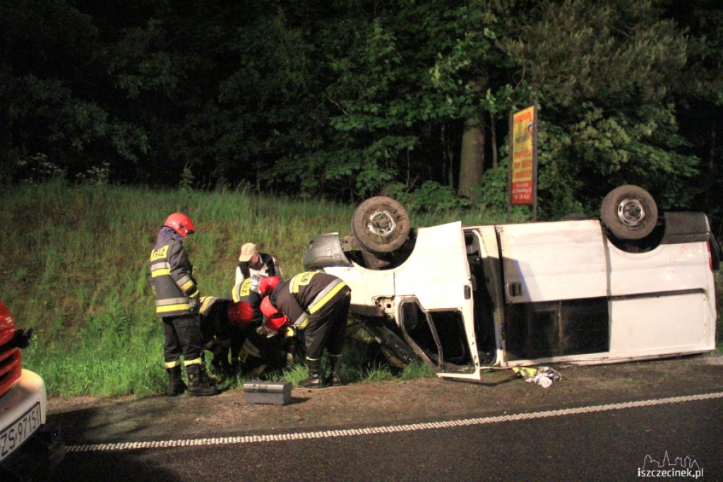 Dachował bus z sześcioma osobami