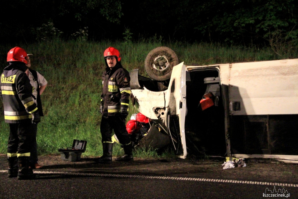 Dachował bus z sześcioma osobami