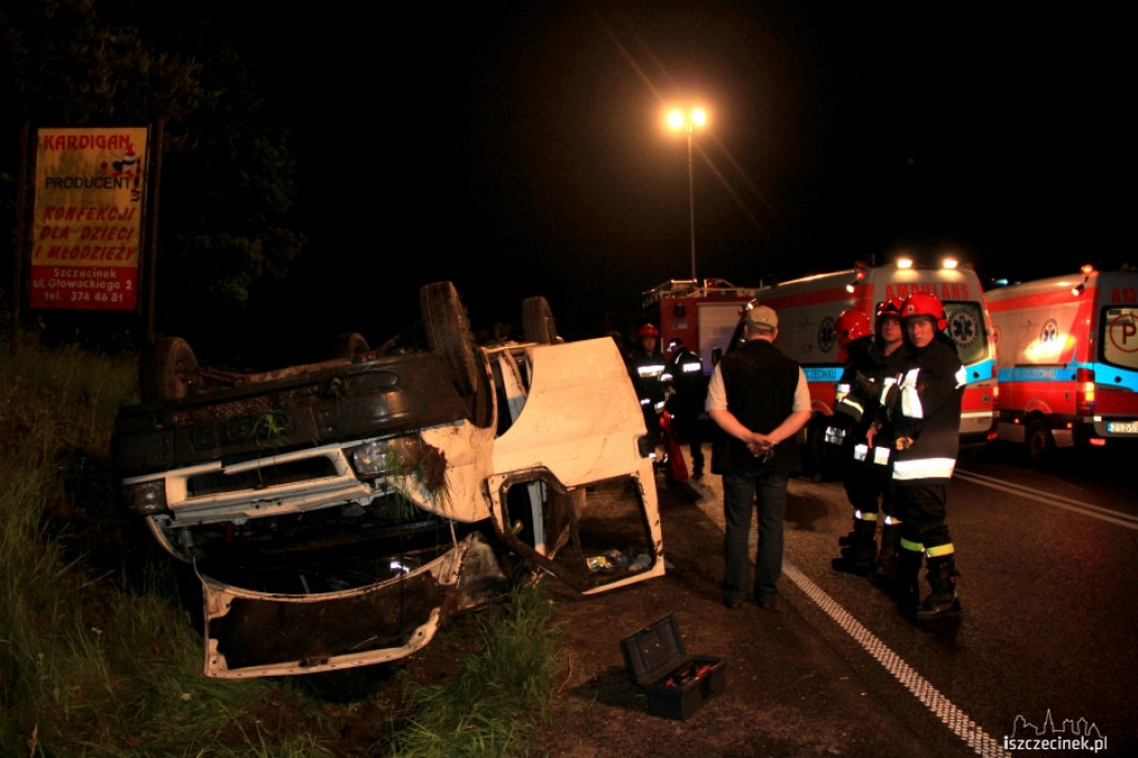 Dachował bus z sześcioma osobami