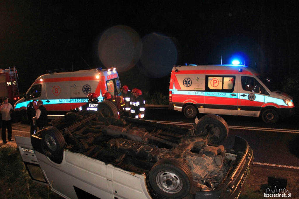 Dachował bus z sześcioma osobami