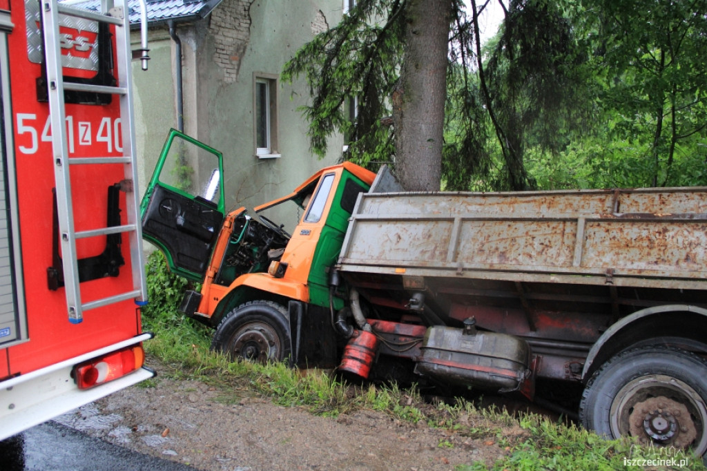 Ciężarówka wypadła z drogi