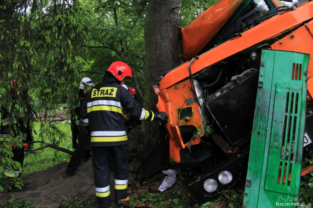 Ciężarówka wypadła z drogi