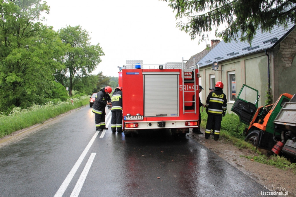 Ciężarówka wypadła z drogi