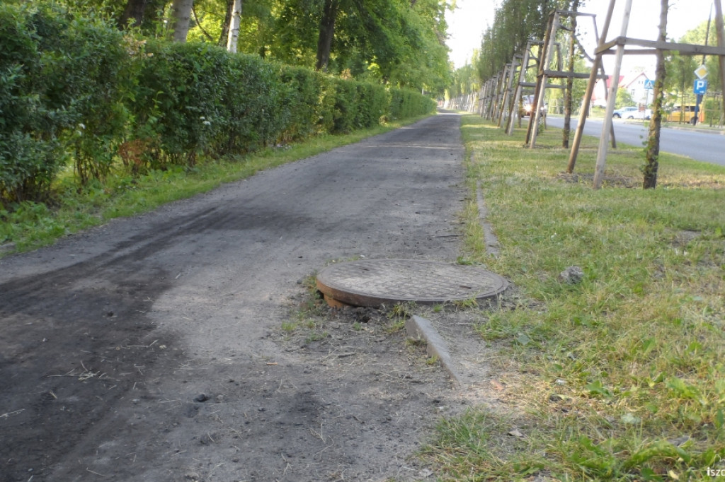 Wystające studzienki straszą rowerzystów