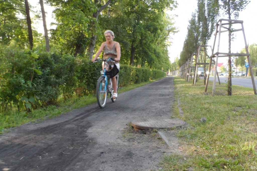 Wystające studzienki straszą rowerzystów