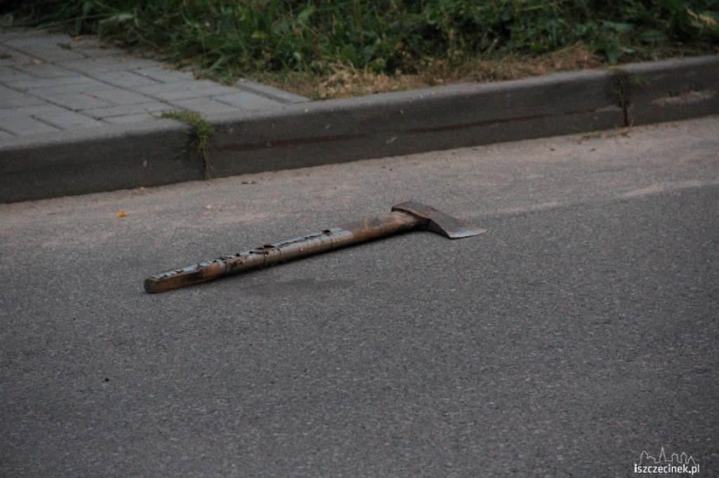 Policjanci zaatakowani siekierą