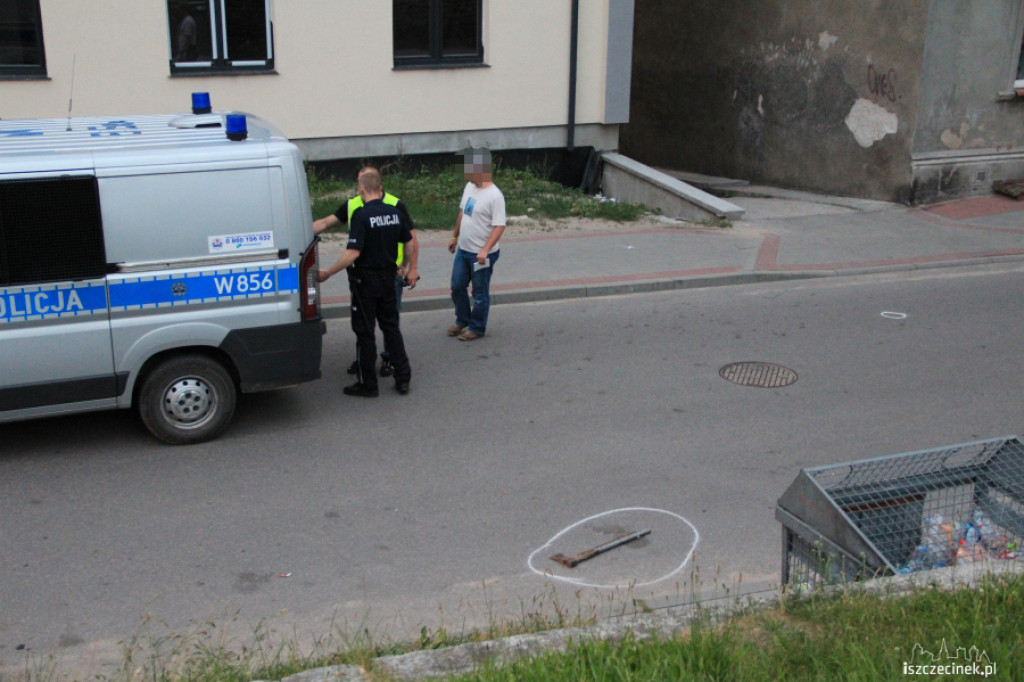 Policjanci zaatakowani siekierą