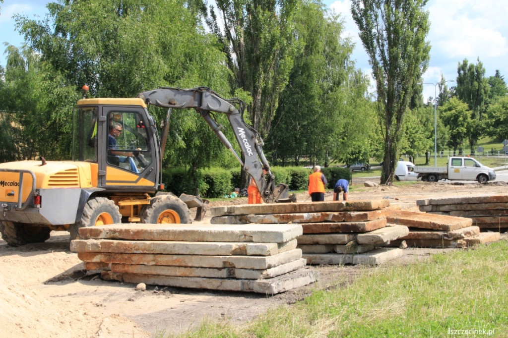Budują tymczasowe targowisko