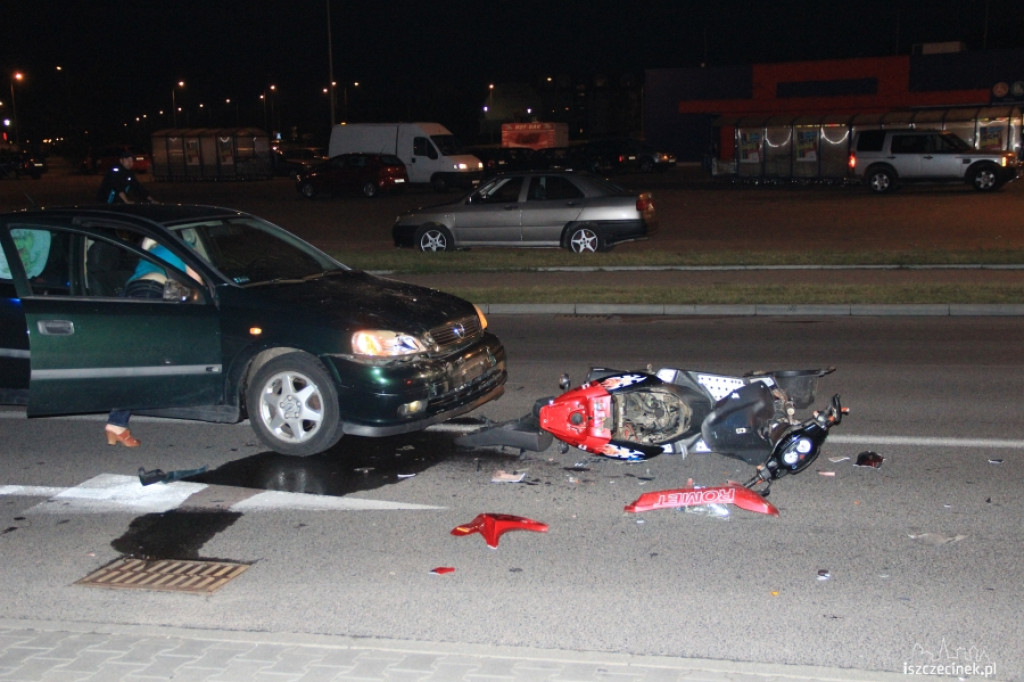Czołowe zderzenie skutera z osobówką koło Tesco