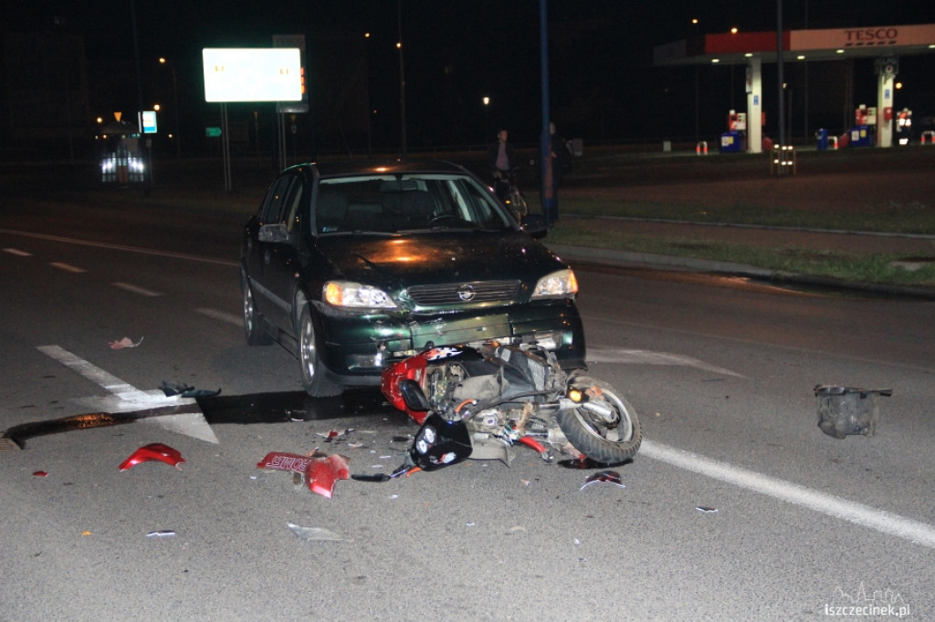 Czołowe zderzenie skutera z osobówką koło Tesco