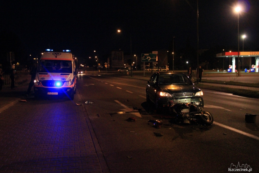 Czołowe zderzenie skutera z osobówką koło Tesco
