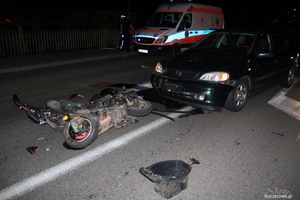 Czołowe zderzenie skutera z osobówką koło Tesco