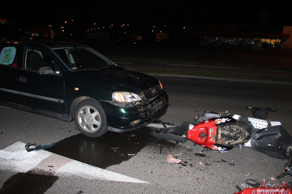 Czołowe zderzenie skutera z osobówką koło Tesco