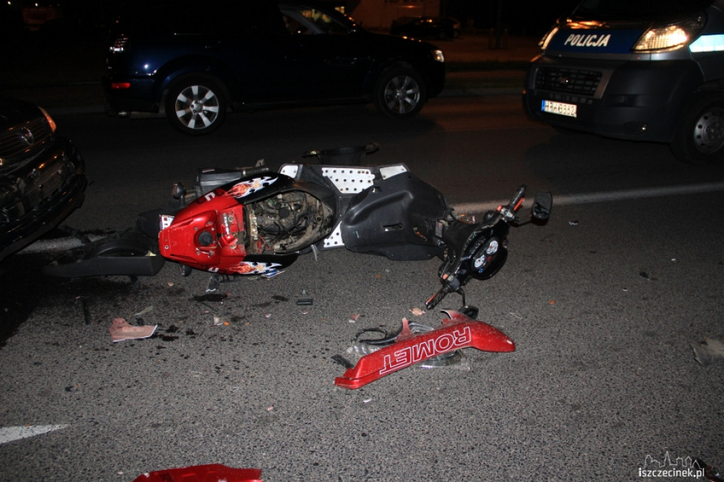 Czołowe zderzenie skutera z osobówką koło Tesco