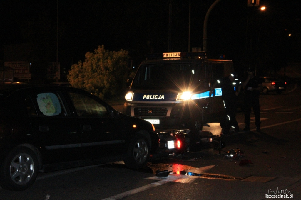 Czołowe zderzenie skutera z osobówką koło Tesco