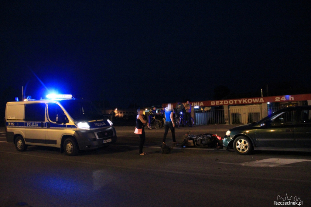 Czołowe zderzenie skutera z osobówką koło Tesco