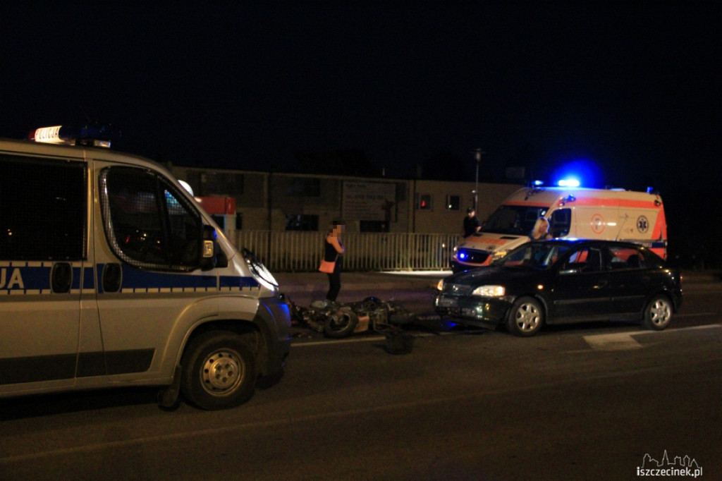 Czołowe zderzenie skutera z osobówką koło Tesco