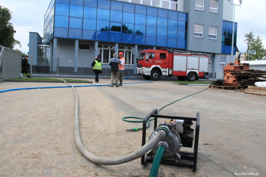 Ulewny deszcz zalał nową komendę policji
