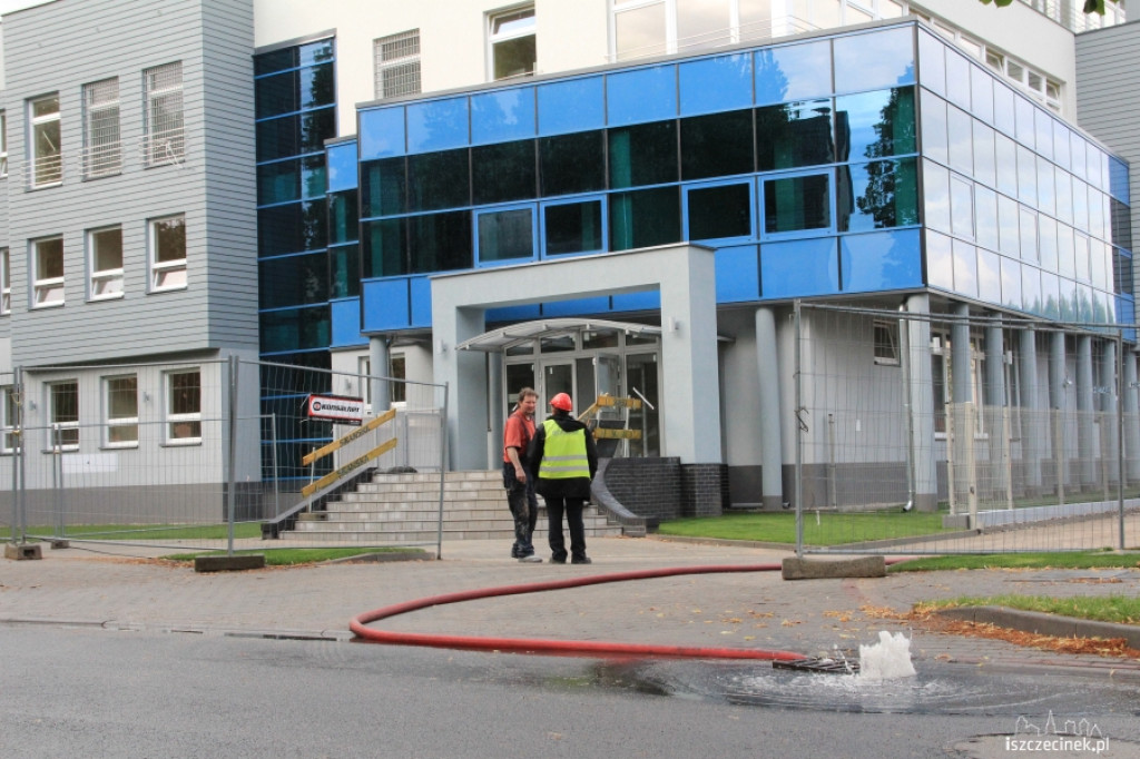 Ulewny deszcz zalał nową komendę policji