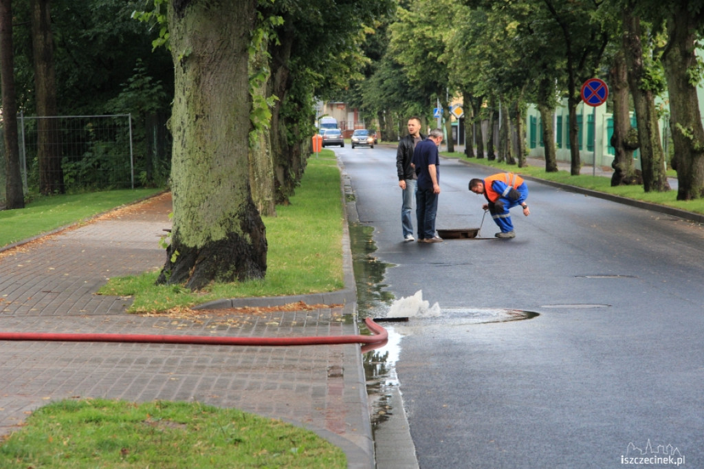 Ulewny deszcz zalał nową komendę policji