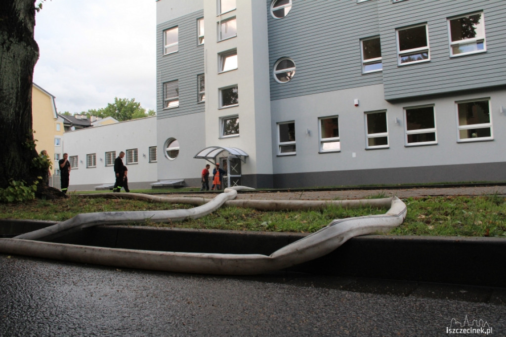 Ulewny deszcz zalał nową komendę policji