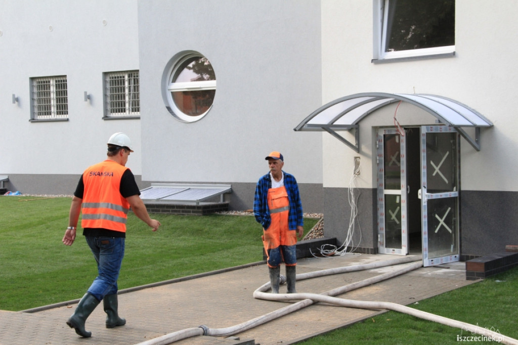 Ulewny deszcz zalał nową komendę policji