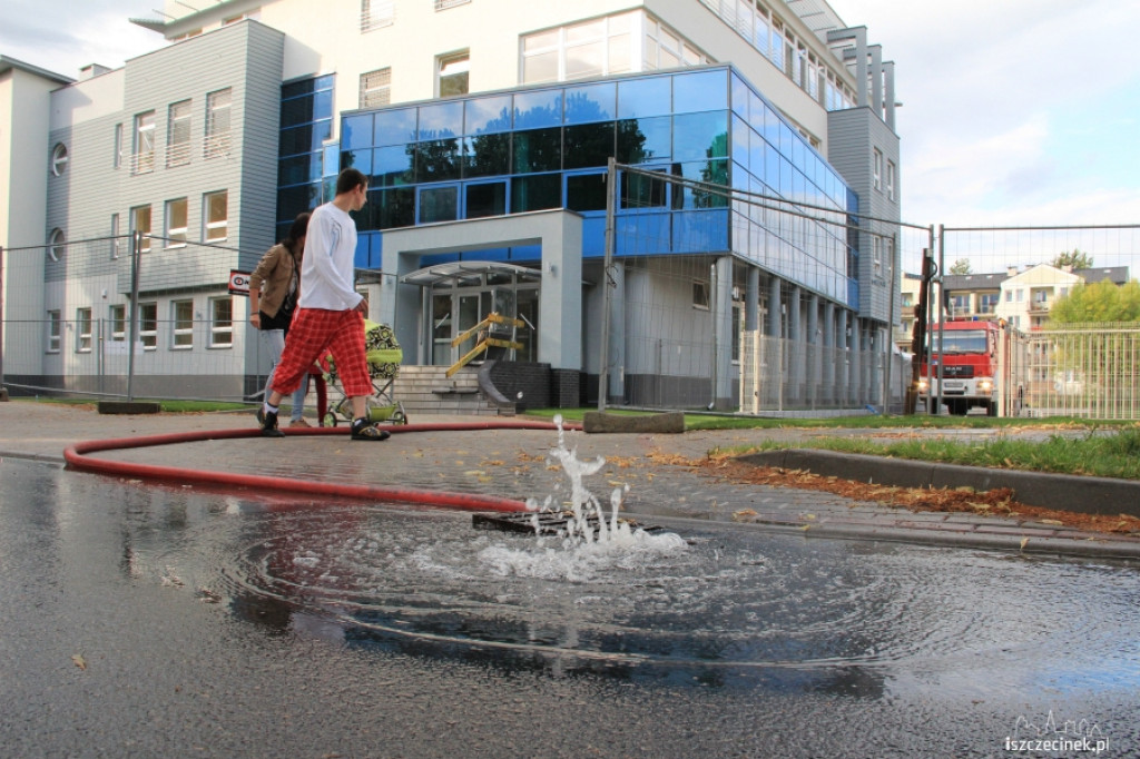 Ulewny deszcz zalał nową komendę policji