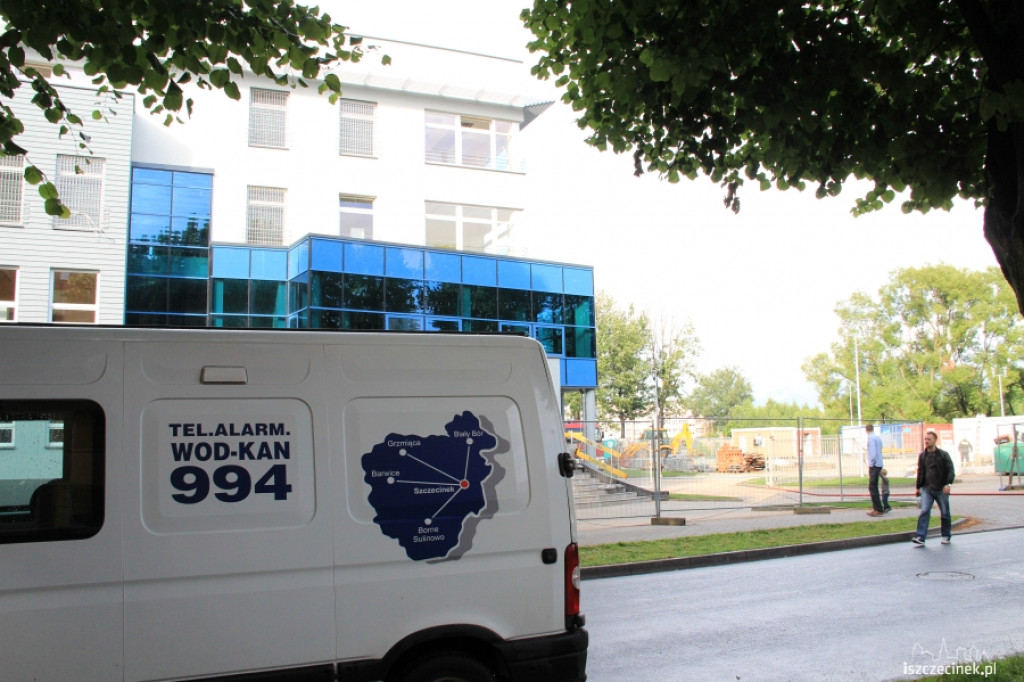 Ulewny deszcz zalał nową komendę policji