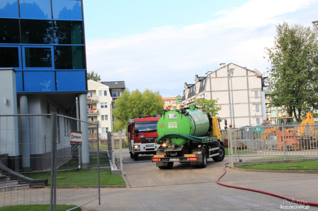 Ulewny deszcz zalał nową komendę policji